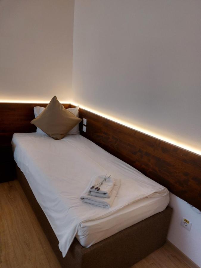 Confort Inn Otopeni Bagian luar foto